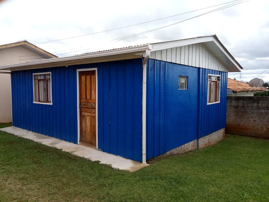 Casa pré-fabricada com pintura externa azul