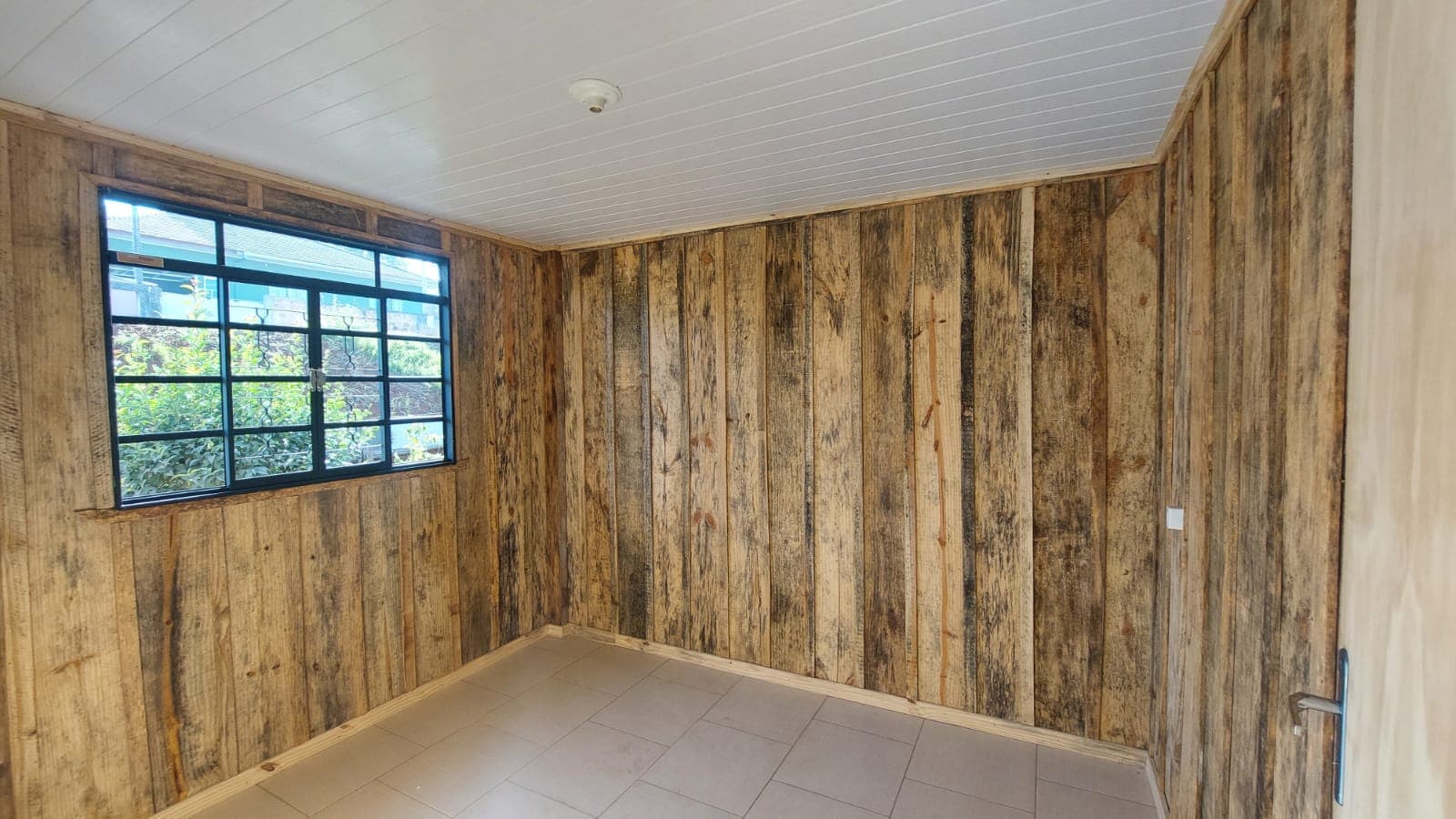 Acabamento interno rústico com piso cerâmico claro